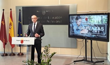La oferta de FP se incrementa hasta las 48.400 plazas el próximo curso,  se implantan  los grados de Higiene Bucodental en el IES Felipe II (Mazarrón)”.
