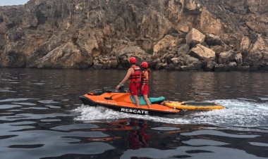 Movilizados efectivos del Plan Copla para rescatar a dos personas con su perro en una tabla de paddle surf en el Mojón (Isla Plana)