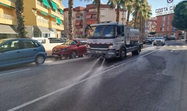 El Ayuntamiento de Mazarrón continúa reforzando los servicios municipales destinados al mantenimiento y mejora de los espacios públicos con la incorporación de un nuevo camión de baldeo que prestará servicio en Bahía de Mazarrón.