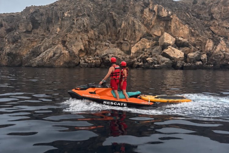 Movilizados efectivos del Plan Copla para rescatar a dos personas con su perro en una tabla de paddle surf en el Mojón (Isla Plana)