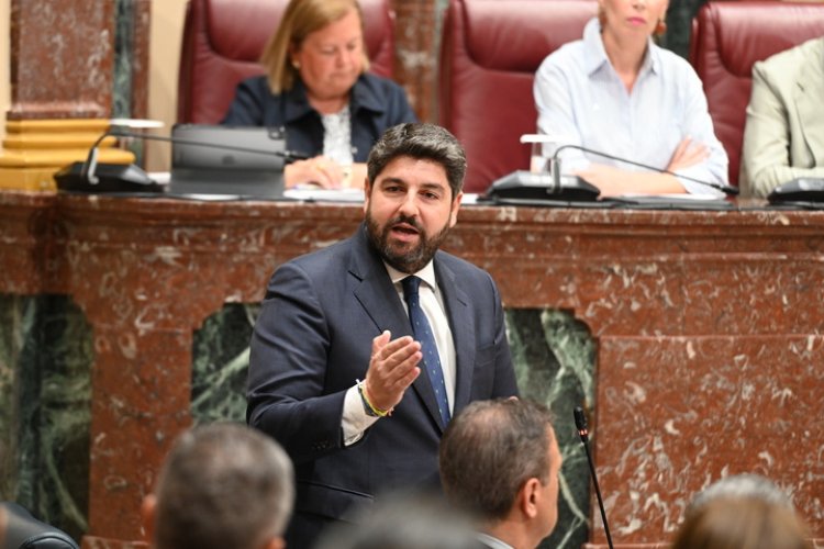 López Miras anuncia la contratación de más de 6.500 profesionales para reforzar la sanidad pública durante el verano