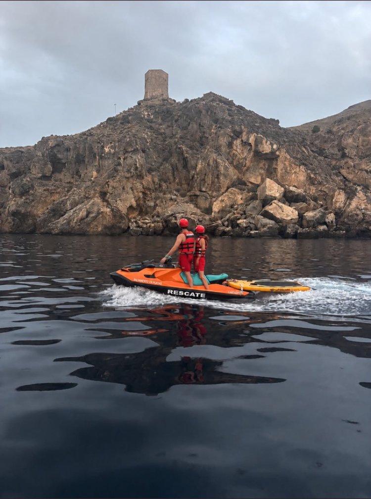 Movilizados efectivos del Plan Copla para rescatar a dos personas con su perro en una tabla de paddle surf en el Mojón (Isla Plana)