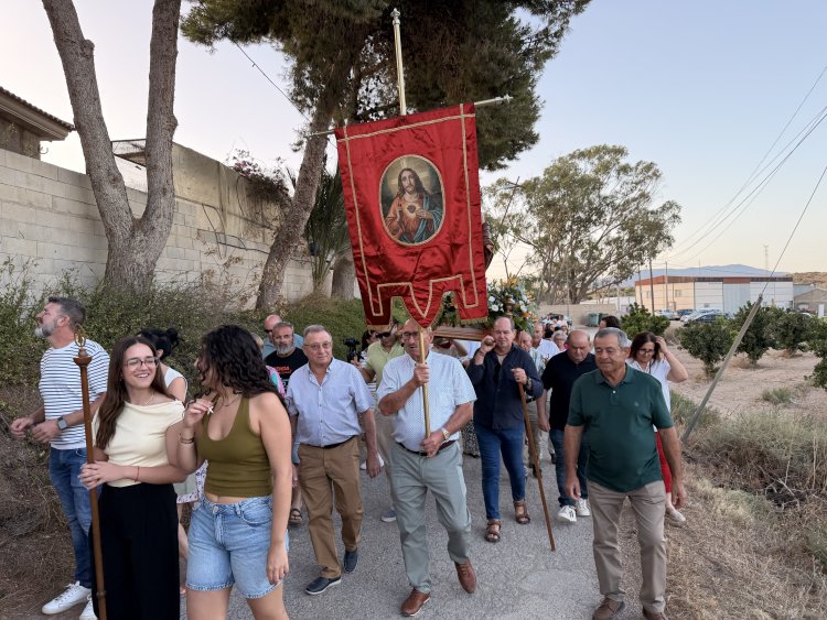 Procesión en Cañada de Romero con decenas de vecinos de la pedanía y equipo de gobierno