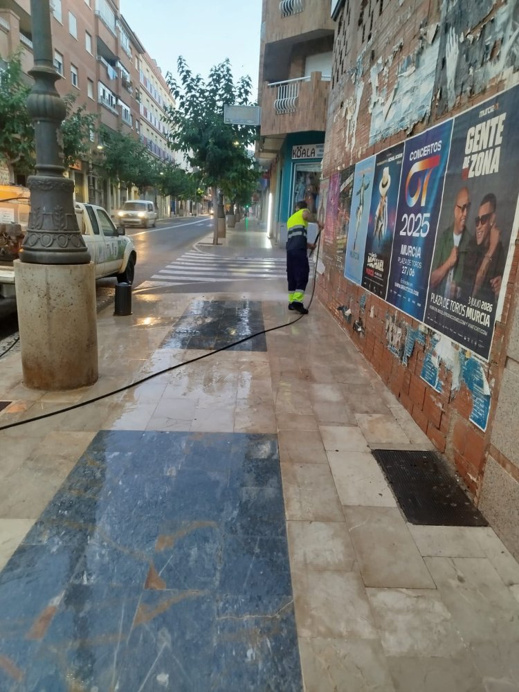 El Ayuntamiento de Mazarrón continúa reforzando los servicios municipales destinados al mantenimiento y mejora de los espacios públicos con la incorporación de un nuevo camión de baldeo que prestará servicio en Bahía de Mazarrón.