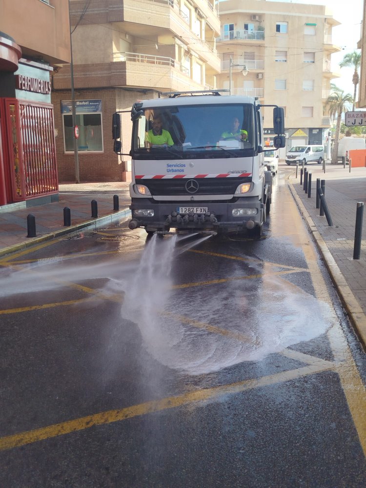 El Ayuntamiento de Mazarrón continúa reforzando los servicios municipales destinados al mantenimiento y mejora de los espacios públicos con la incorporación de un nuevo camión de baldeo que prestará servicio en Bahía de Mazarrón.
