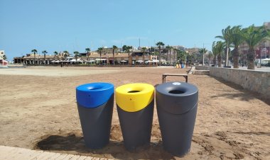 Mazarrón instala nuevas papeleras para mantener sus playas más limpias