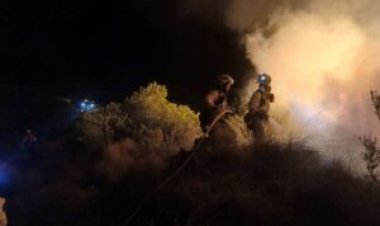 Servicios de emergencia trabajan en un incendio forestal en la pedanía de Las Balsicas, en Mazarrón