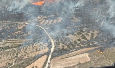 Servicios de emergencias trabajan en un incendio forestal en La Pinilla, pedanía de Fuente Álamo.