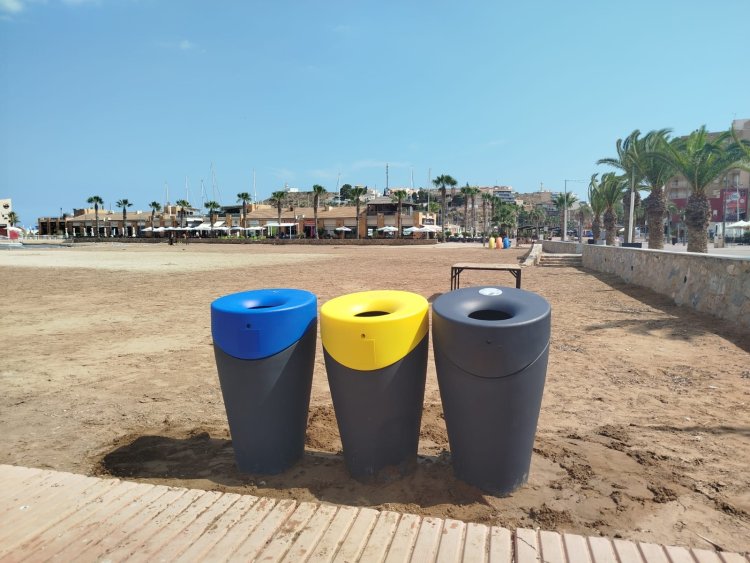 Mazarrón instala nuevas papeleras para mantener sus playas más limpias