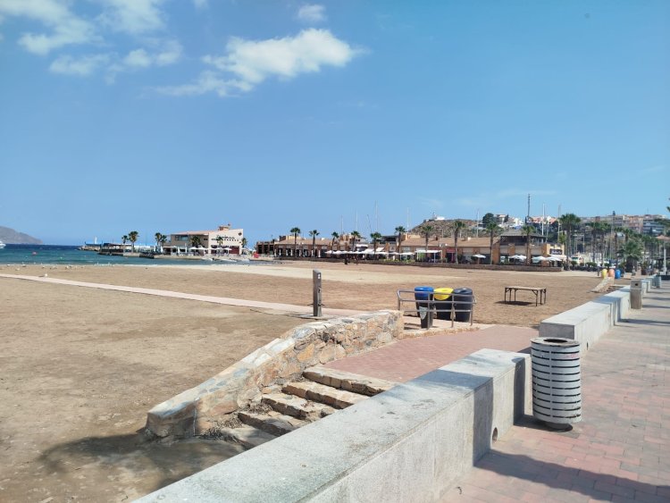 Mazarrón instala nuevas papeleras para mantener sus playas más limpias