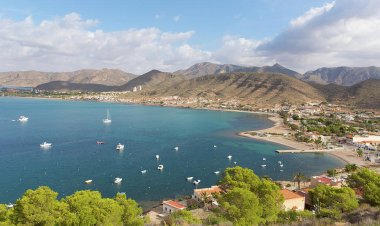 Vecinos de La Azohía reclaman que el antiguo cuartel de la Guardia Civil tenga un uso público