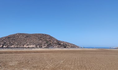 La Playa de La Isla, un paraíso con más de 2.600 años de historia bajo sus aguas