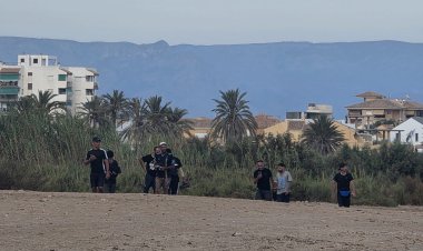Localizada una patera en la playa canina de Las Moreras con ocho ocupantes