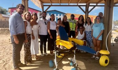 Mazarrón cuenta este verano con tres playas con baño asistido para personas con movilidad reducida