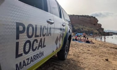 Dos bañistas retienen a un ladrón tras intentar llevarse dos móviles en Puerto de Mazarrón