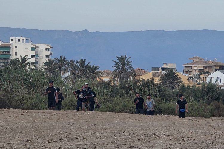 Localizada una patera en la playa canina de Las Moreras con ocho ocupantes