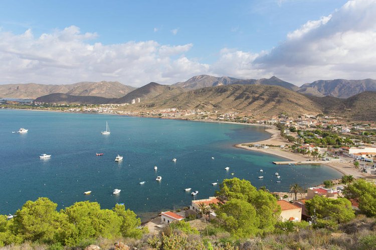 Vecinos de La Azohía reclaman que el antiguo cuartel de la Guardia Civil tenga un uso público