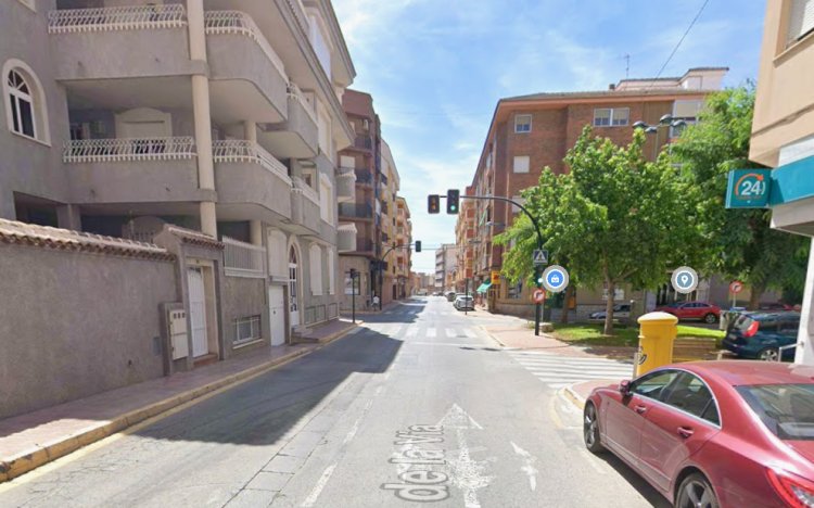 Accidente entre una motocicleta y un camión en la calle La Vía de Mazarrón