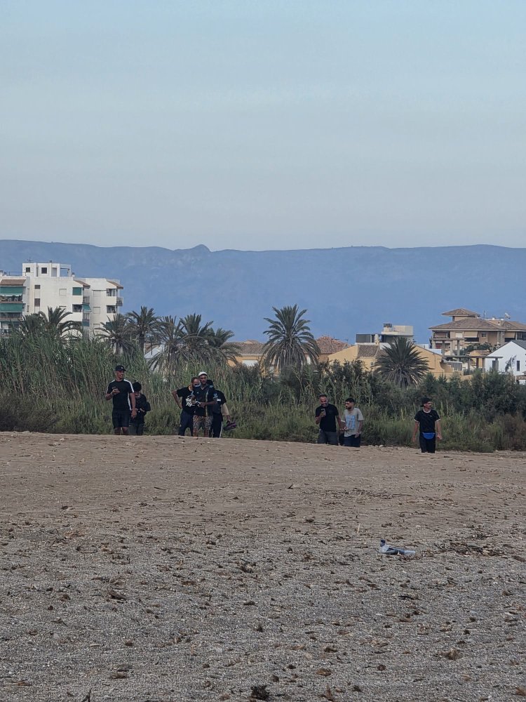 Localizada una patera en la playa canina de Las Moreras con ocho ocupantes