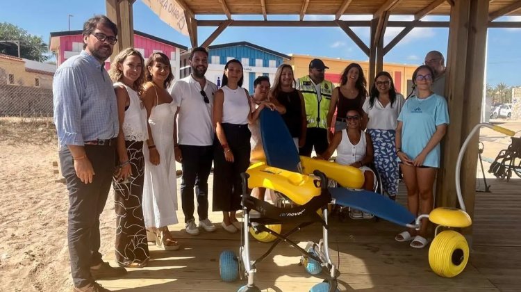 Mazarrón cuenta este verano con tres playas con baño asistido para personas con movilidad reducida