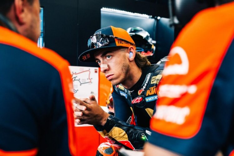 Pedro Acosta vuelve a sacar petróleo de su KTM y firma un quinto puesto en Silverstone