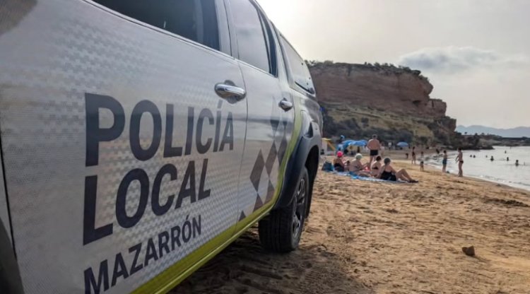 Dos bañistas retienen a un ladrón tras intentar llevarse dos móviles en Puerto de Mazarrón