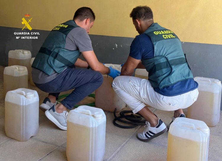 Dos detenidos por ‘petaqueo’ tras llenar de gasolina una furgoneta con 77 garrafas