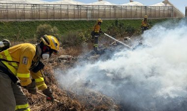 Servicios de emergencia extinguen quema descontrolada en Cañada Gallego, Mazarrón
