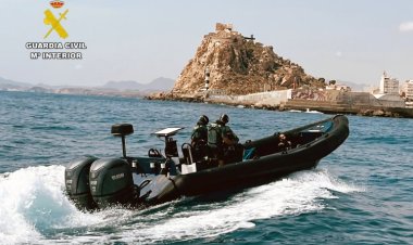 La Guardia Civil detiene a cuatro patrones de pateras taxi que trasladaban migrantes hasta la Península por la costa murciana