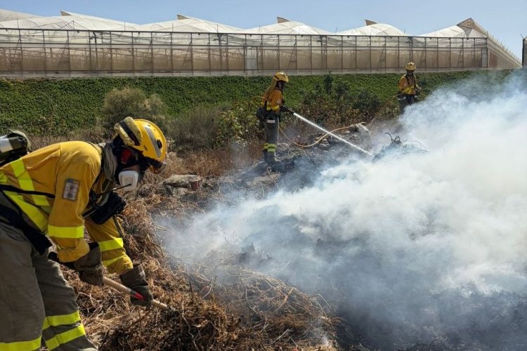 Servicios de emergencia extinguen quema descontrolada en Cañada Gallego, Mazarrón