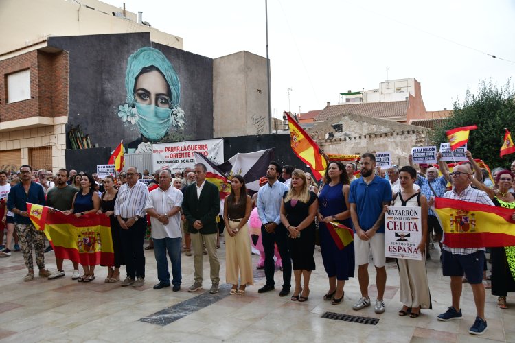 Cientos de personas salen a la calle en Mazarrón en apoyo a Ceuta