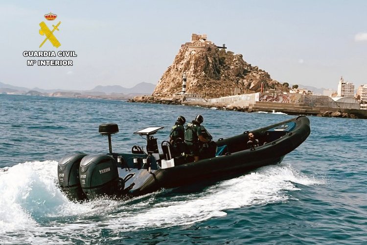 La Guardia Civil detiene a cuatro patrones de pateras taxi que trasladaban migrantes hasta la Península por la costa murciana
