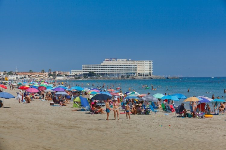 Los hoteles de la Costa Cálida alcanzan en agosto máximos históricos de viajeros y pernoctaciones