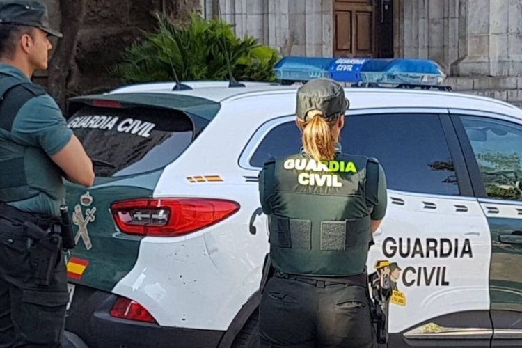Dos vehículos intentan embestir a una patrulla de la Guardia Civil en Mazarrón durante un aviso por 'petaqueo'