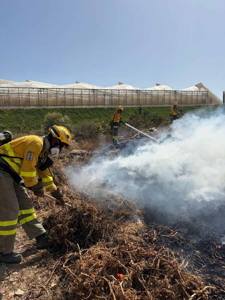 Servicios de emergencia extinguen quema descontrolada en Cañada Gallego, Mazarrón