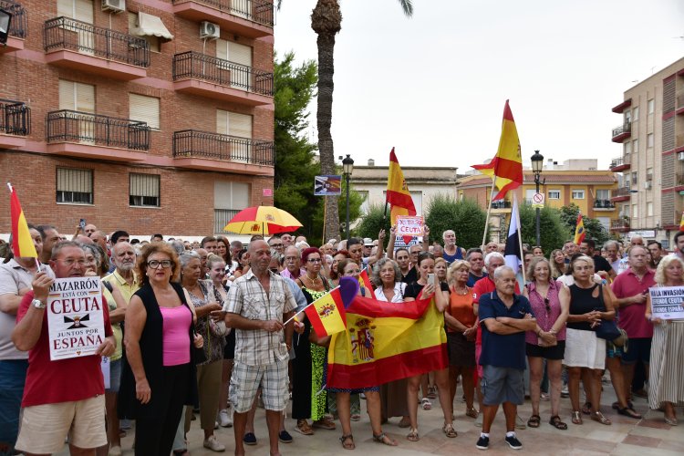 Cientos de personas salen a la calle en Mazarrón en apoyo a Ceuta