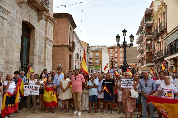 Cientos de personas salen a la calle en Mazarrón en apoyo a Ceuta