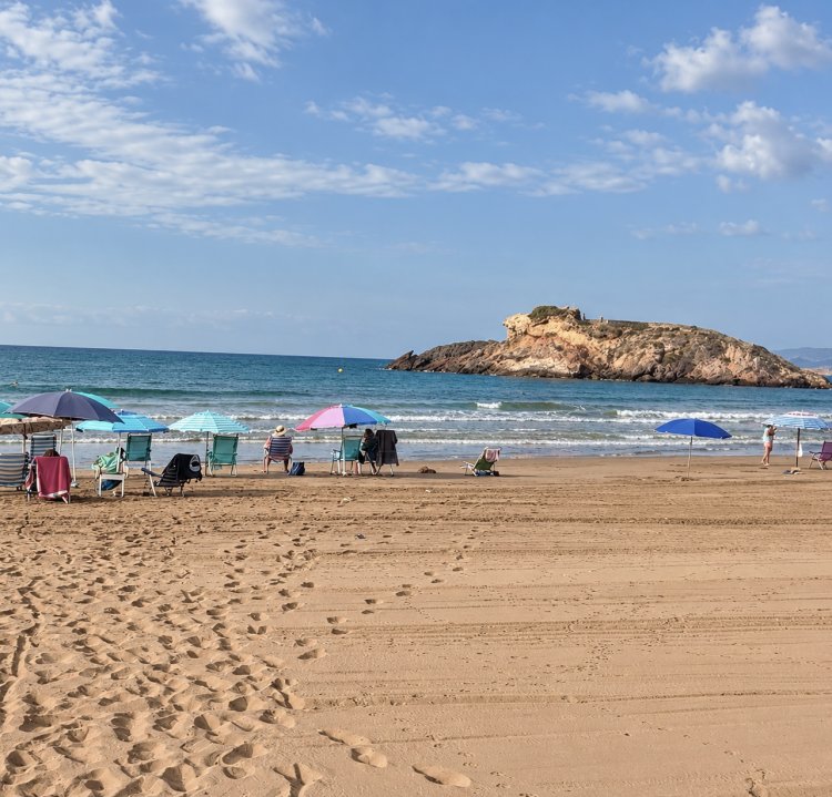 Playa de Bahía: la playa joven que esconde una historia milenaria