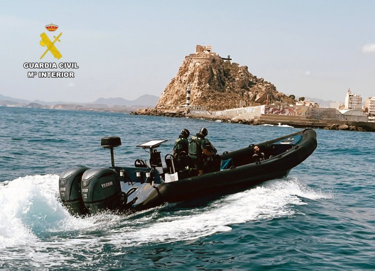 La Guardia Civil detiene a cuatro patrones de pateras taxi que trasladaban migrantes hasta la Península por la costa murciana
