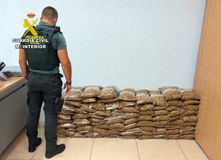 La Guardia Civil sorprende en Mazarrón a un conductor sin carné y con 25 kilos de tabaco de contrabando