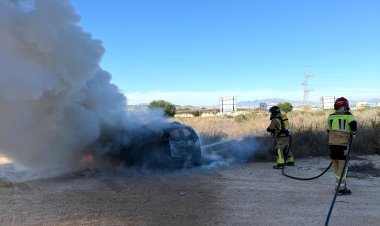 Servicios de emergencia han hallado muerta a una persona en el interior de un turismo que ardía, en Mazarrón.