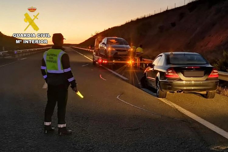 La Guardia Civil investiga en Totana a un conductor por circular en sentido contrario en autovía y causar una colisión