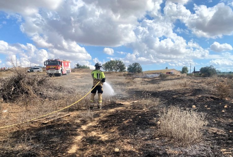 Fallece un hombre cuando realizaba una quema de rastrojos en Totana Además los servicios de emergencias atendieron a otras dos personas (mujer de 70 años y varón de 39) por crisis de ansiedad.