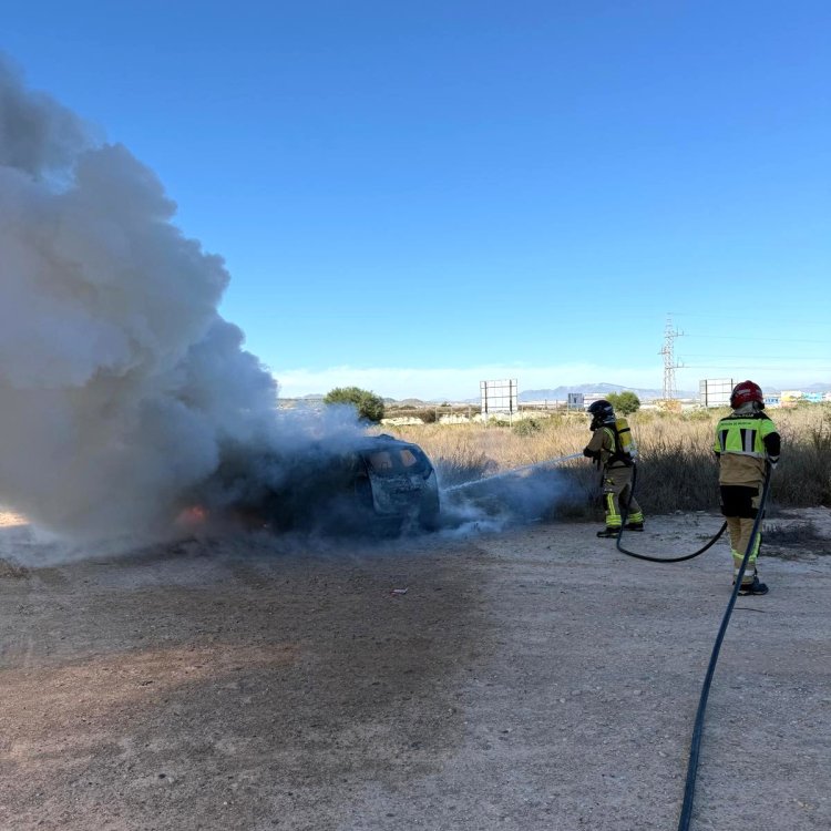 Servicios de emergencia han hallado muerta a una persona en el interior de un turismo que ardía, en Mazarrón.